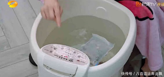 吴昕素颜在家泡脚,泡脚桶现身,网友这么大的真