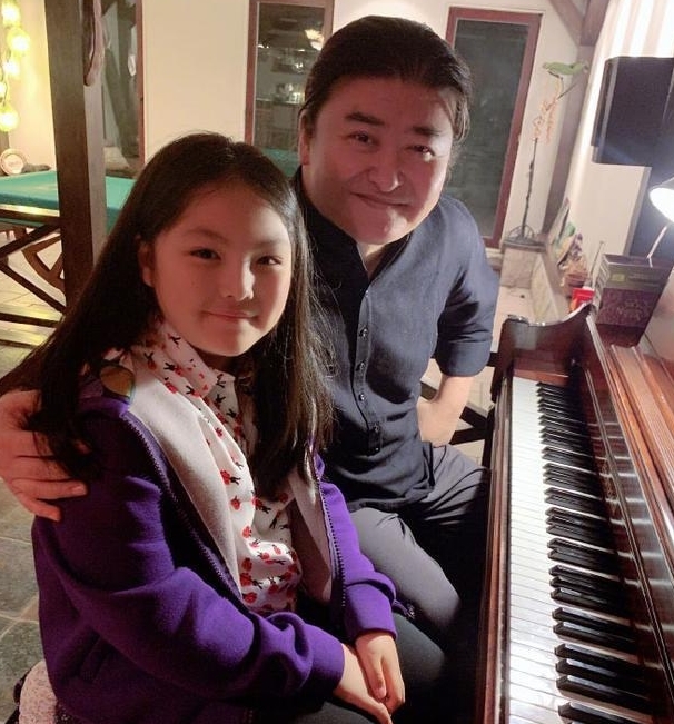 李湘深夜晒王诗龄与刘欢合照,网友:调侃莫名父