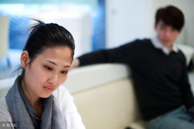 我年薪四十万,婚后给农村父母盖了洋房,老公怒