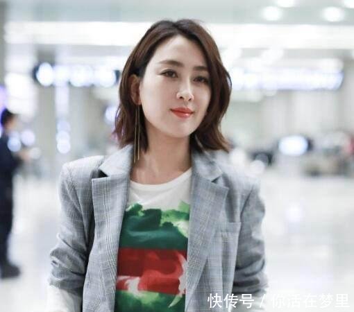 36岁马苏现身机场 一身中性打扮心情大好!浓妆