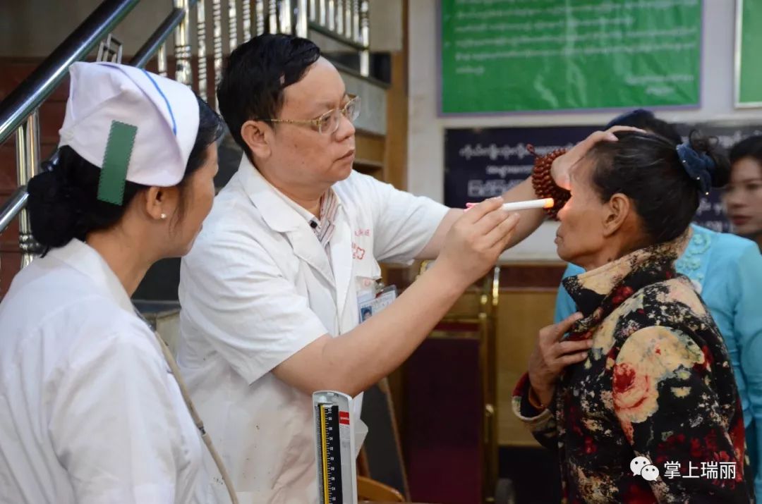 瑞丽眼科专家赴缅甸木姐就诊:首批中缅\"复明工程\"患者接受复