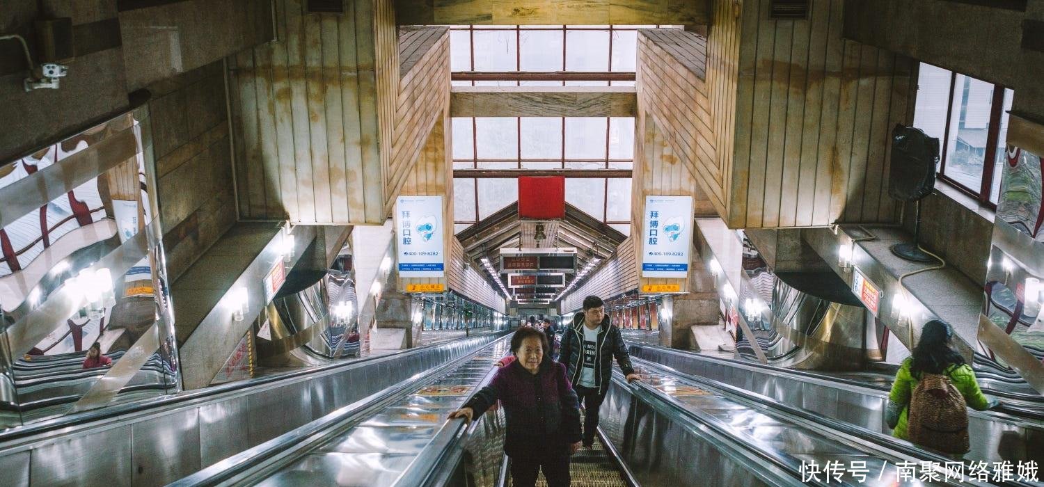 我国最刺激的电动扶梯, 长度达100余米, 部分人