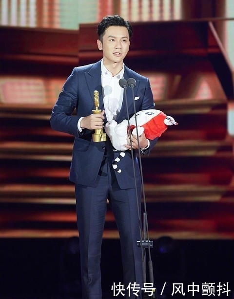 范丞丞上台领奖,李晨露面鼓掌停不下来,表情亮