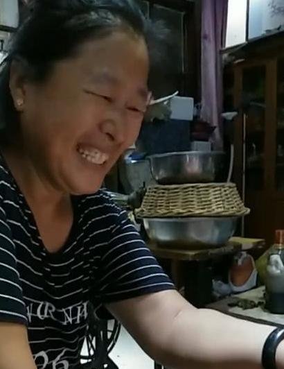 大衣嫂在家做直播,粉丝几千块的礼物送不停,直