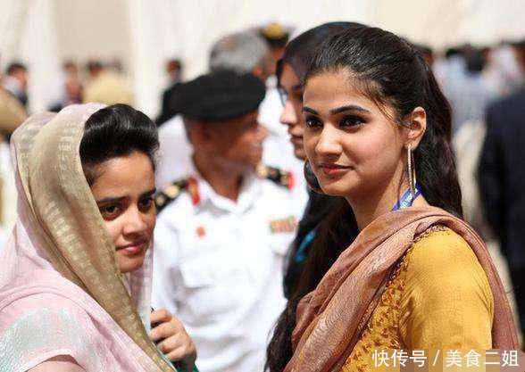 中国边境的俄罗斯美女，街头手拿酒瓶开怀畅饮，主动邀请男士喝酒