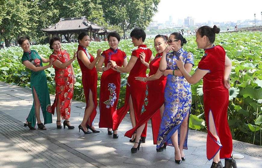 45岁大妈离异后不甘寂寞嫁小鲜肉,结婚半年就离婚,女子:太折腾