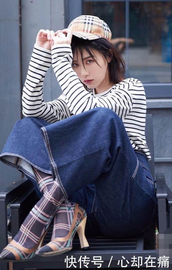 阚清子这双鞋子,怎么和袜子粘连在一起塞进了