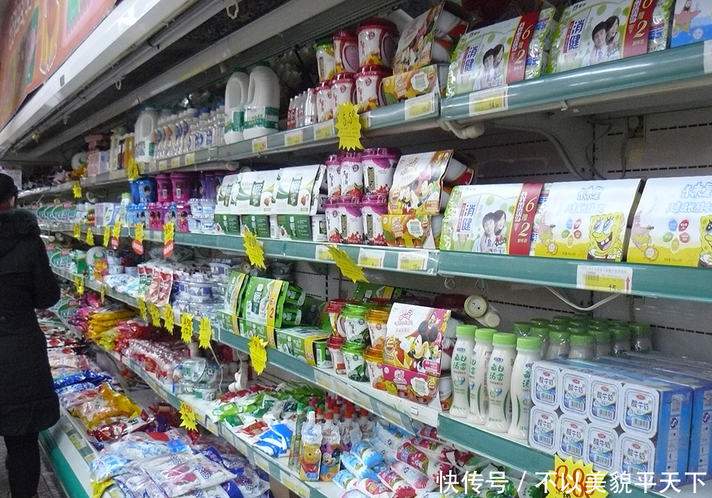 一个人一次性买了10箱牛奶,结账时被商场拒绝