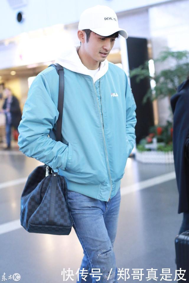 张云龙现身北京机场,浅色外套配上牛仔裤,这打