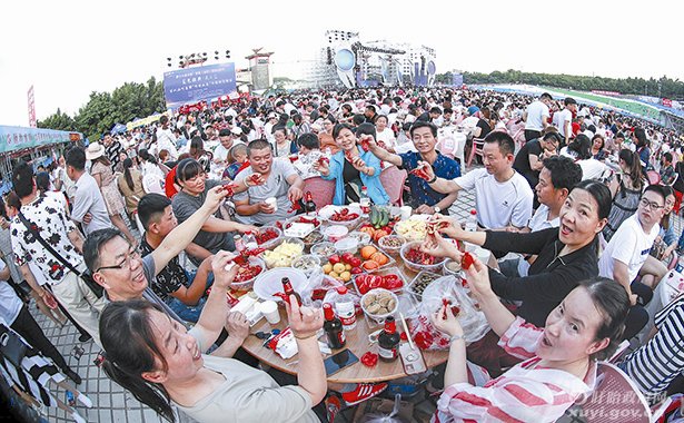 万人虾宴香满山城 都梁欢歌共度良宵