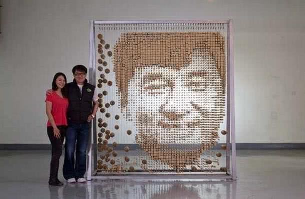 她用6万4千根筷子做了幅成龙肖像，成龙看后，直呼我要了！