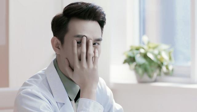 黄轩对自己手的评价:又短又厚又小还伸不直,粉