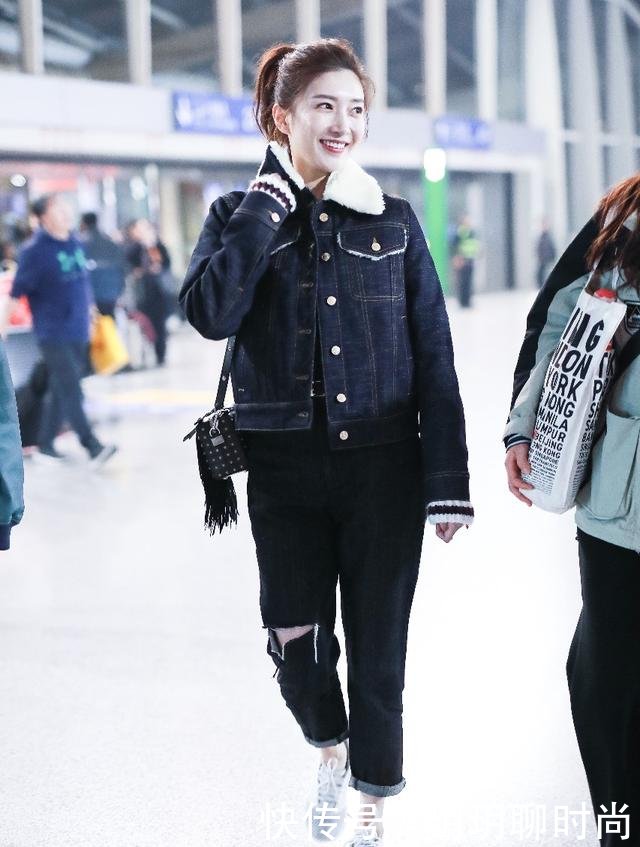 女神江疏影着时尚破洞牛仔裤搭配大长腿现身北