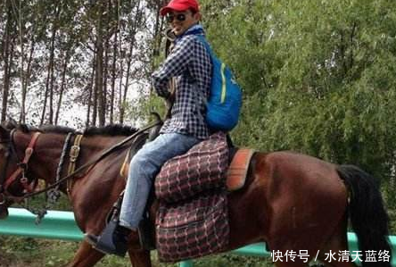 男子骑马出游,不料马对着树快速冲撞!男子看到树后吓出一身汗!