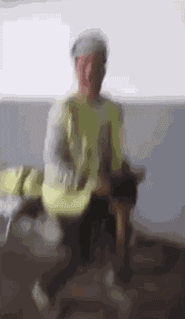 搞笑gif: 不要怪你的队友不语音, 因为他可能正在吃奶