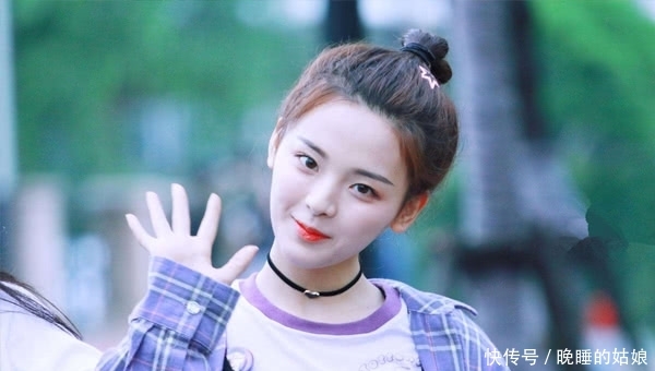 杨超越与沈梦辰回村合影,网红滤镜又毁掉了杨