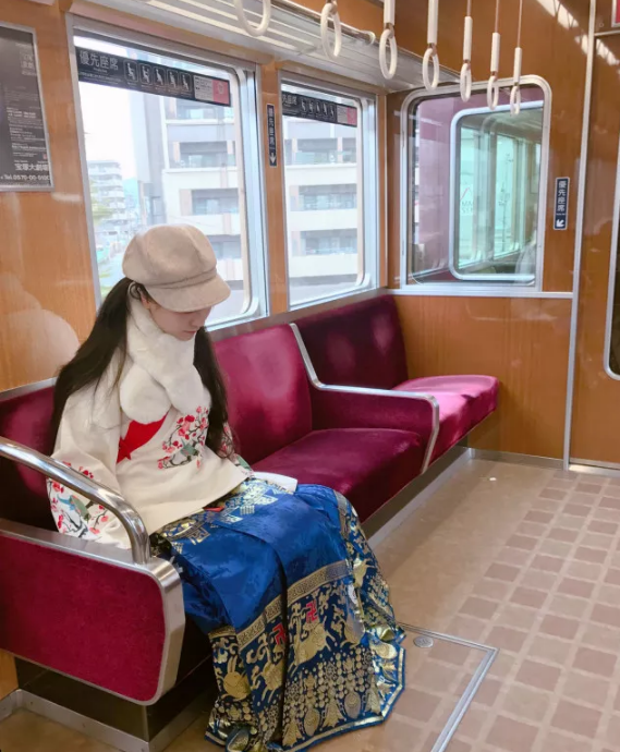 在日本一年四季穿汉服的中国女生,被日本人捧