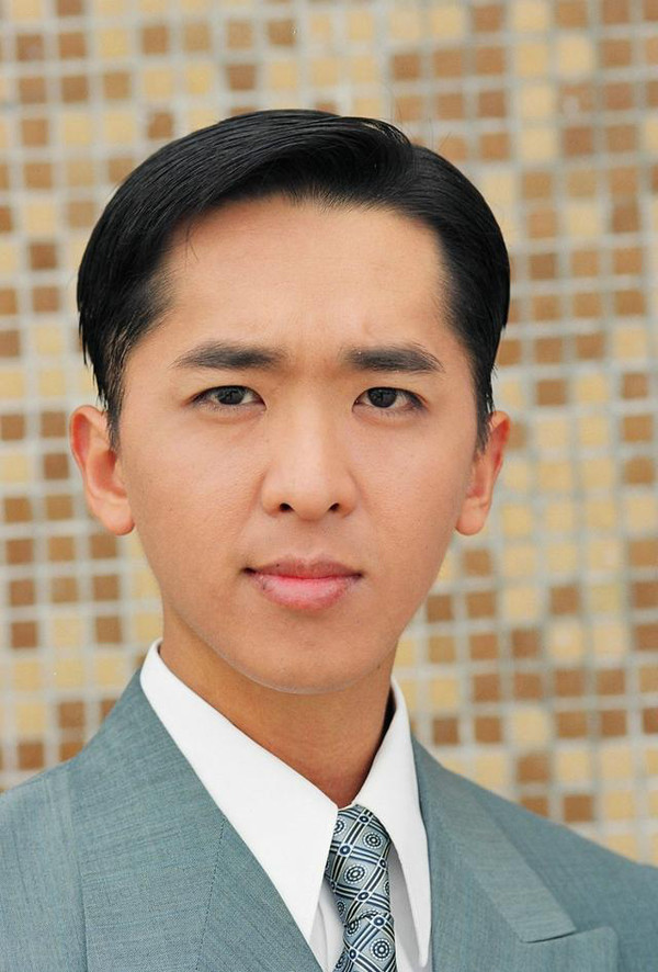他是现代版韦小宝，有三个女朋友家产丰厚，却从不结婚！