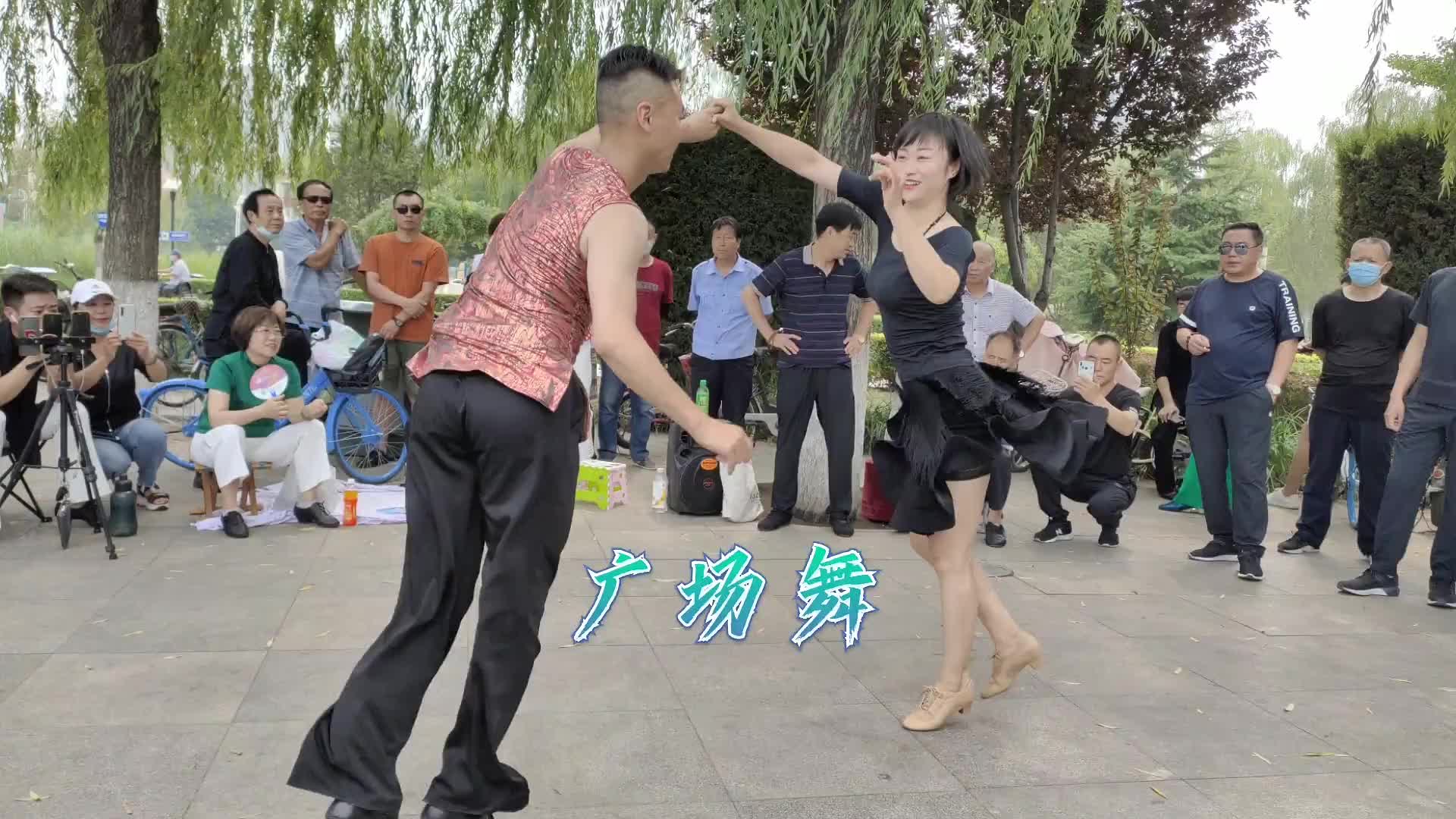 唐山虎牙滨芳兄妹的舞蹈太受欢迎了,围观的人真多