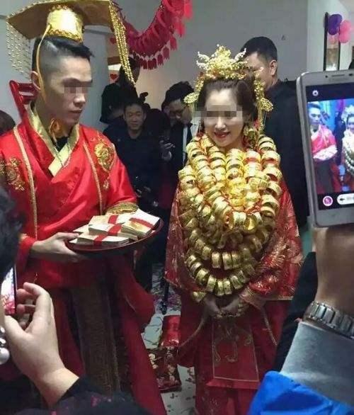 戴黄金首饰俗气?胡杏儿变黄金新娘