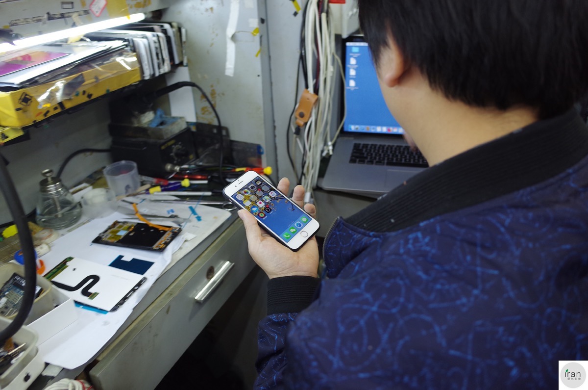 华强北修手机小哥都是高手,宁愿换屏生活也不