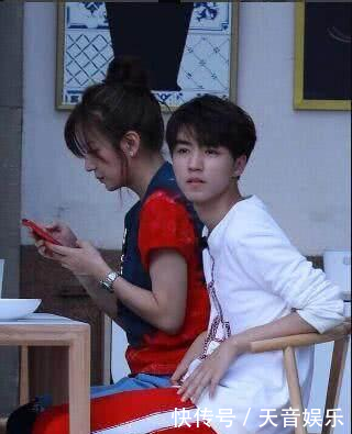 明星错位照:鹿晗牵手热巴,赵薇坐王俊凯大腿,周