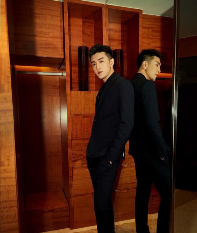 金瀚演完赵丽颖新戏彻底红了?现身机场水泄不