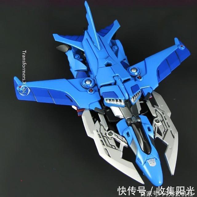 变形金刚《领袖之证》变身战斗机的博派女汽车