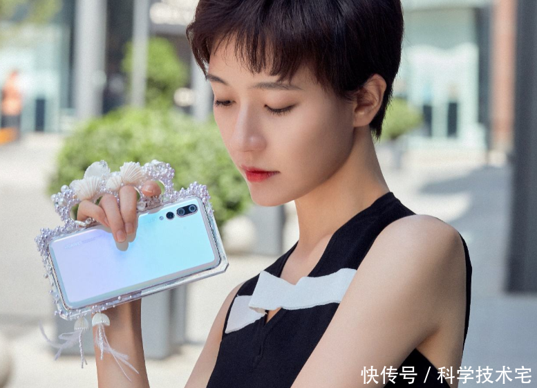 华为手机IP68防水只是噱头,掉进水里机器无法