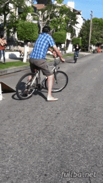 搞笑gif: 牛逼我的哥, 用鼻子喝酒真是第一次见