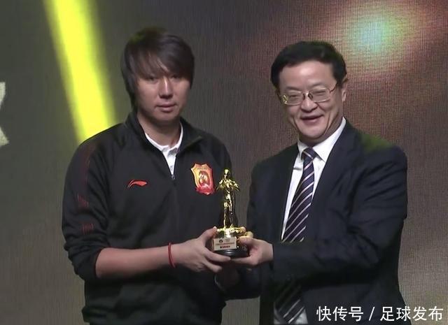 中甲颁奖|武汉卓尔李铁当选最佳教练,获奖感言