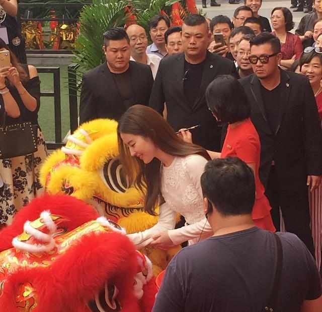 刘亦菲优雅代言中国黄金,菲凡绽放