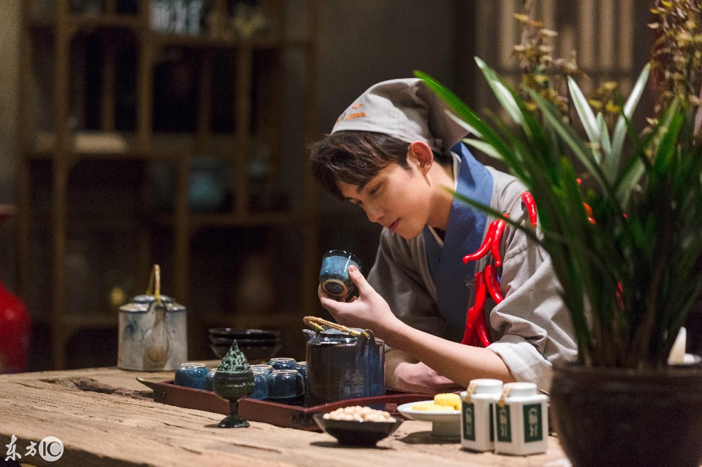 《我是大侦探》剧照 吴磊造型独特玩穿越