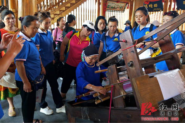 文化与自然遗产日:千余名游客侗寨品\"非遗\"