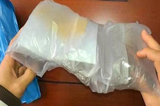 女子网购给了卖家差评后收到一个快递, 打开包