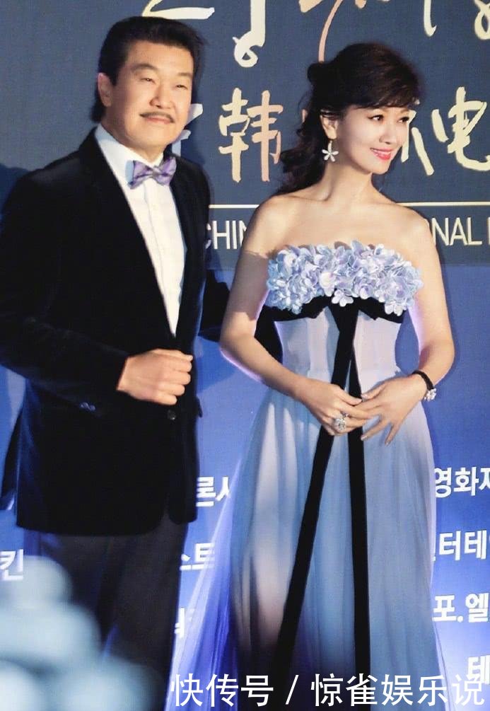 赵雅芝尝试少女辫,又穿抹胸裙,硬生生把63岁