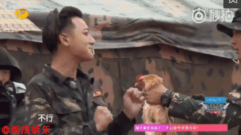 尽管大家都乖乖吃了生牛肉,但教官还是对黄子韬不依不饶,让他手撕鸡.