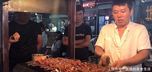 大叔夜市卖“羊肉串”,30元1串却要靠抢,食客:老板很良心! 盈丰娱乐