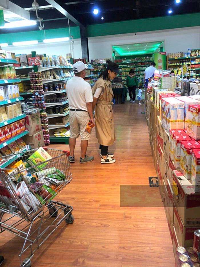 刘涛王珂夫妇低调逛超市秀恩爱 全程牵手超甜