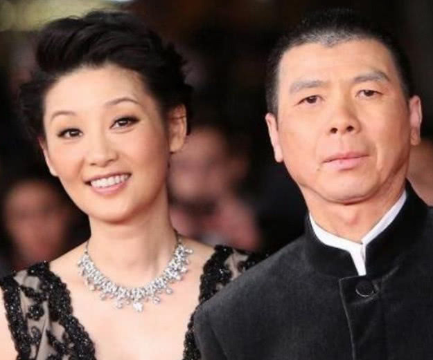与冯小刚深陷夜宿门后事业家庭尽毁，这位女主持放飞自我周旋于多位富豪男友之间