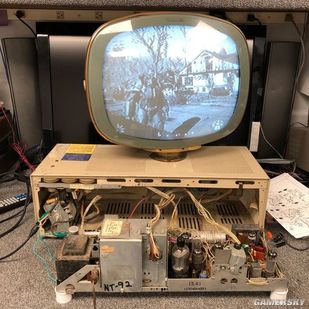 50年代古董电视玩《辐射4》 满满废土气息