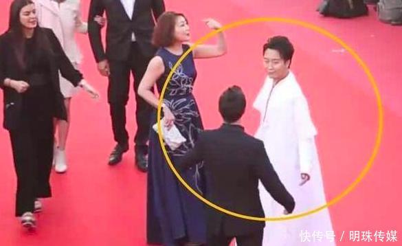 李玉刚戛纳红毯未穿正装,暮光女干脆脱高跟鞋