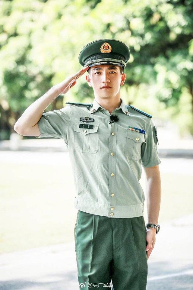 张馨予军婚牵手特种兵军官何捷,半个娱乐圈送