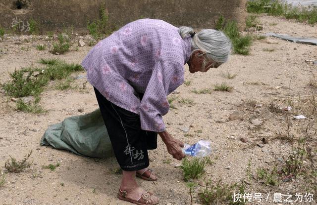 去看孙子儿媳嫌脏不让我进门，忘拿东西折返听儿媳一话，我感动哭