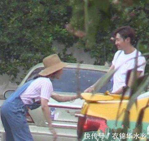 凡事件后,白百何父亲在酒桌上的1句话,暗示了