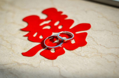 男子因羡慕女儿吸奶,跑妻子胸前也吸奶,结果妻子被送医院抢救