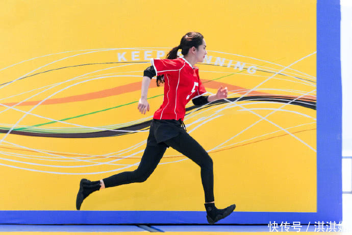 杨幂一身红色运动装现身足球场,踢足球、竞赛