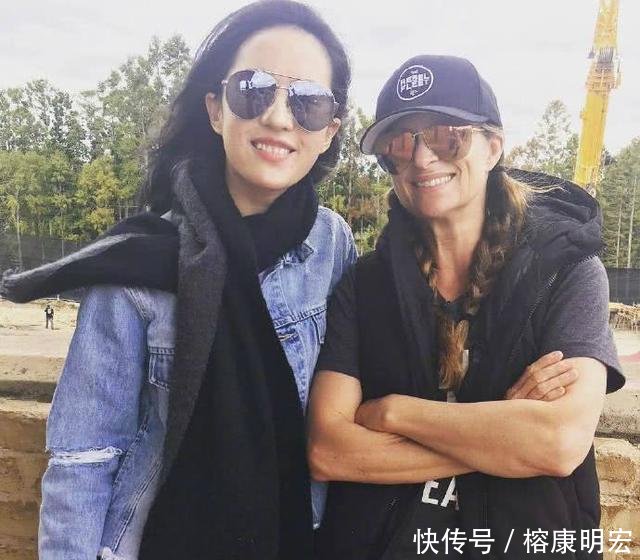 电影《花木兰》杀青,刘亦菲庆功宴上亲吻好友