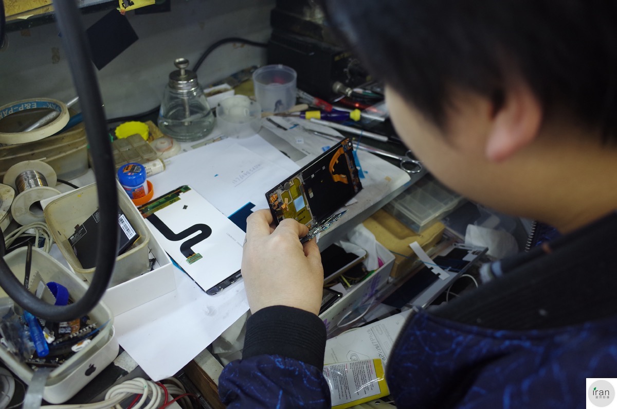 华强北修手机小哥都是高手,宁愿换屏生活也不