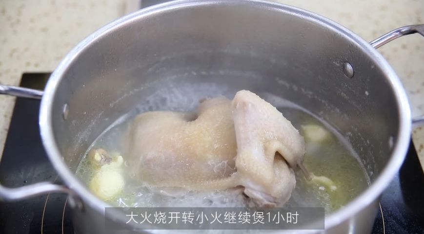 鸡汤炖萝卜，萝卜吸入了鸡汤的鲜味后非常的鲜甜，给肉也不换